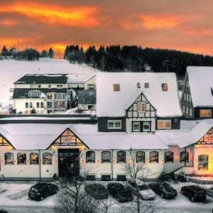 Hotel voorkant sneeuw gele lucht klein